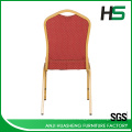 Chaise en tissu rouge